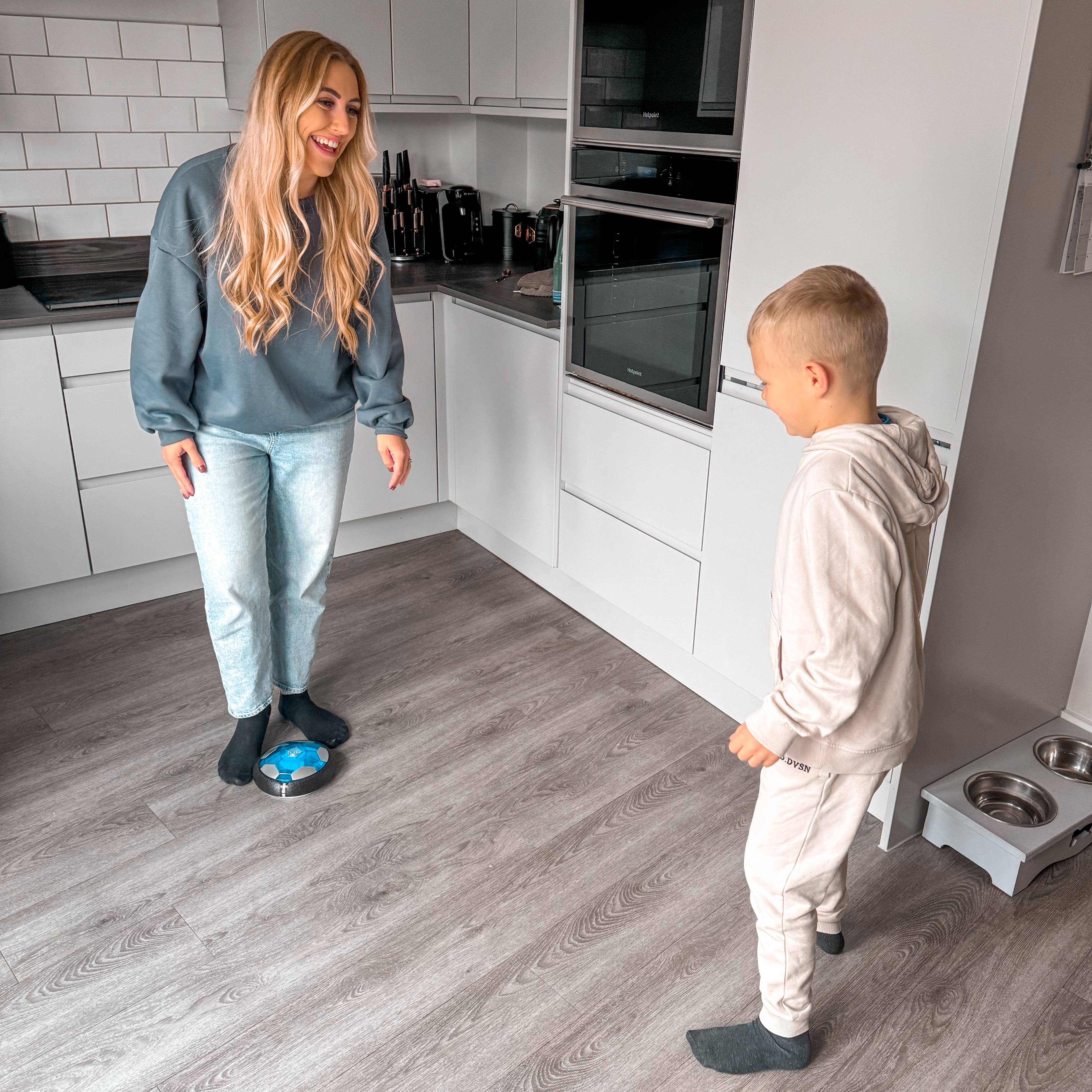 KiddoSpace™ - Svævende Fodbold med LED-lys