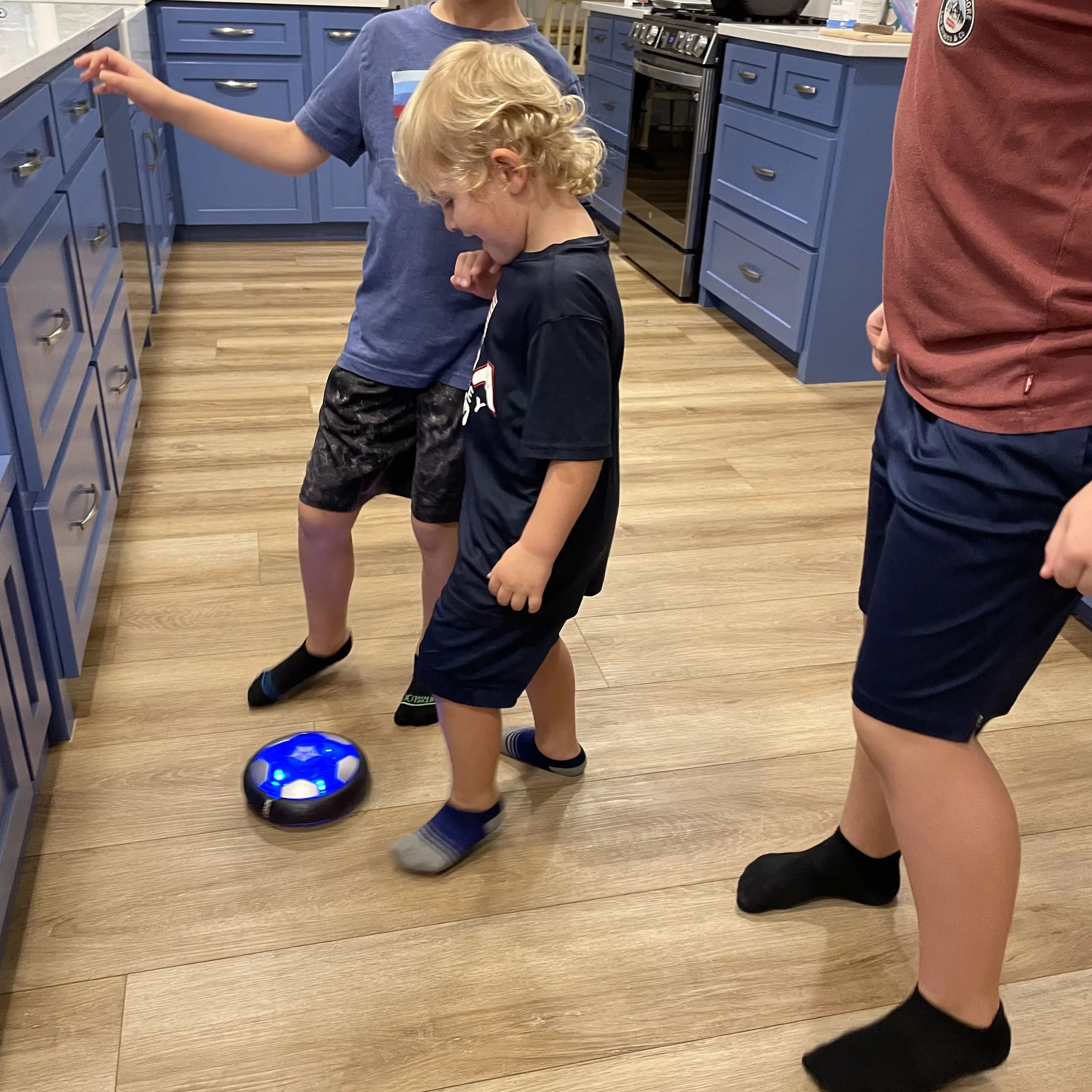 KiddoSpace™ - Svævende Fodbold med LED-lys